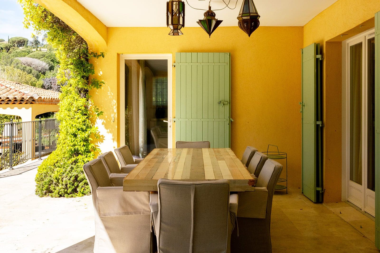 Het overdekte terras met de lange eettafel