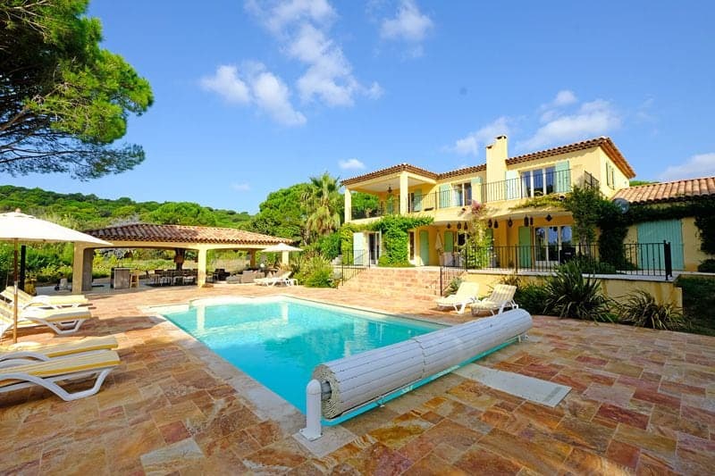 De villa en het zwembad vanaf het terras