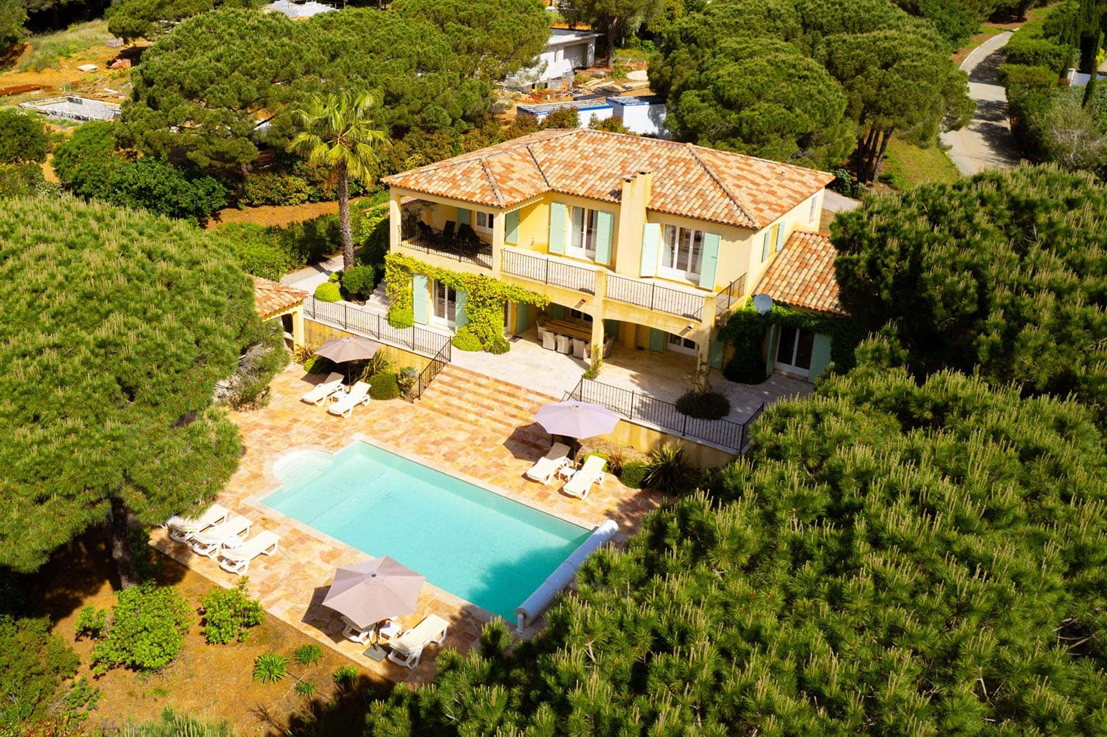 De villa met zwembad, gezien vanuit de lucht