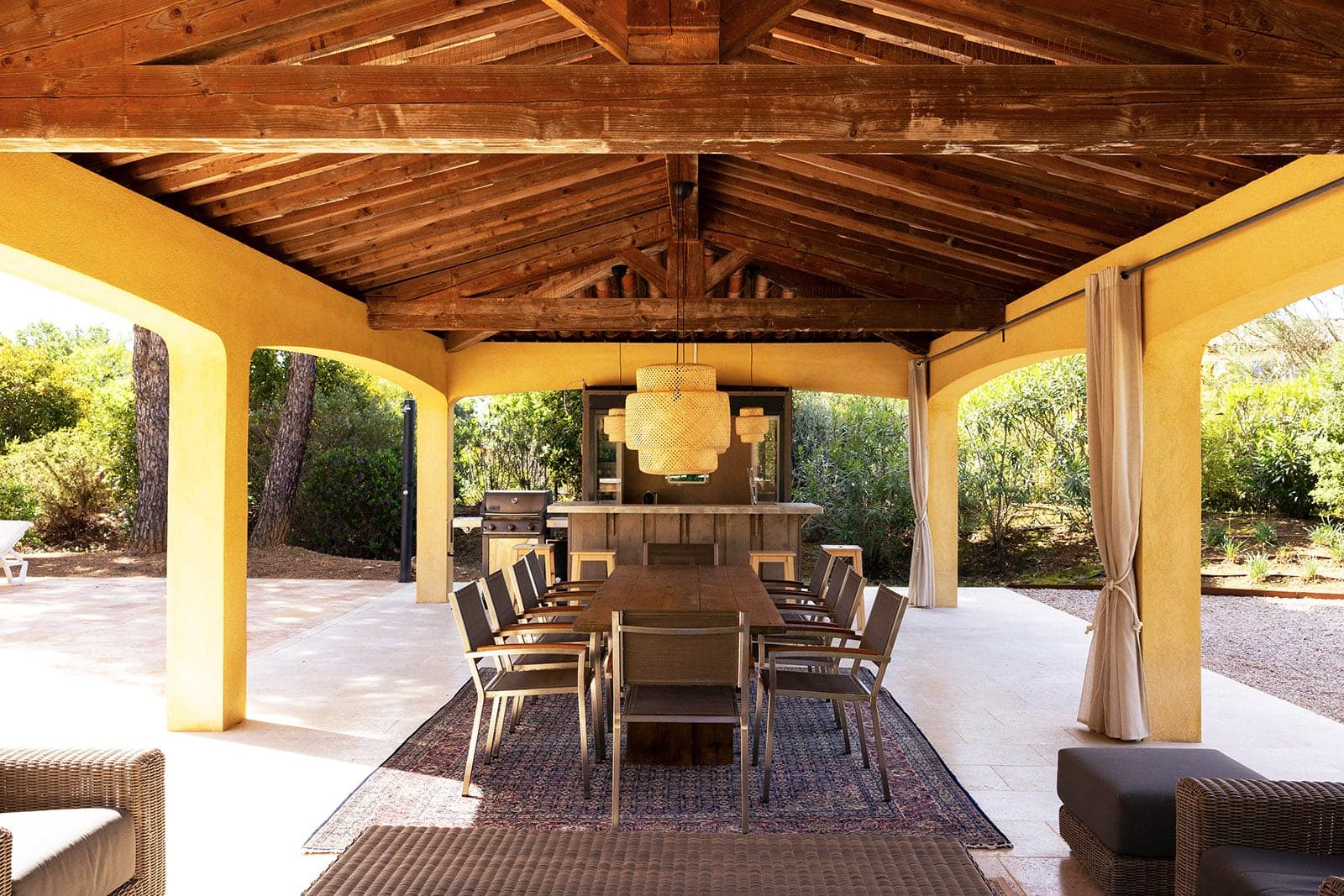 Het poolhouse met eettafel voor tien