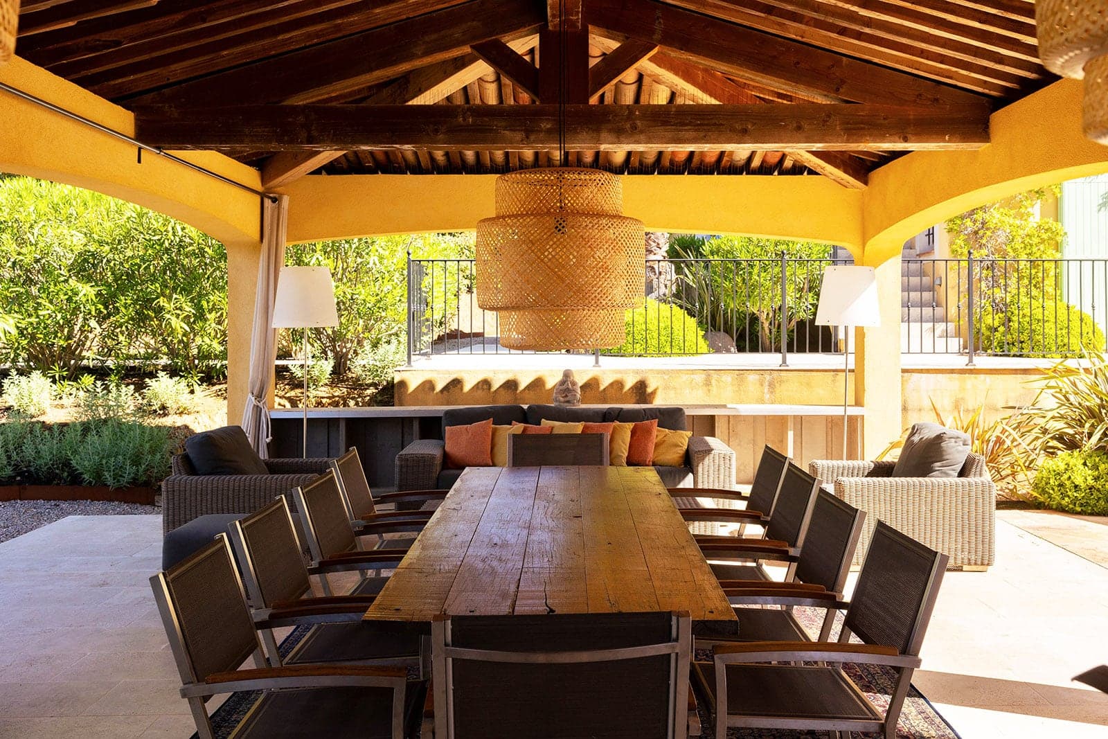 De zomerkeuken en bar in het poolhouse